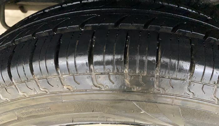 2015 Maruti Swift Dzire VXI, Petrol, Manual, 84,333 km, Right Rear Tyre Tread