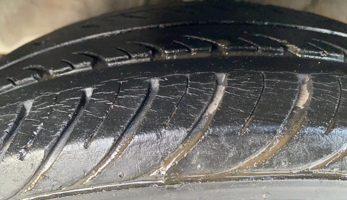 2013 Hyundai i10 MAGNA 1.1, Petrol, Manual, 33,601 km, Left Front Tyre Tread