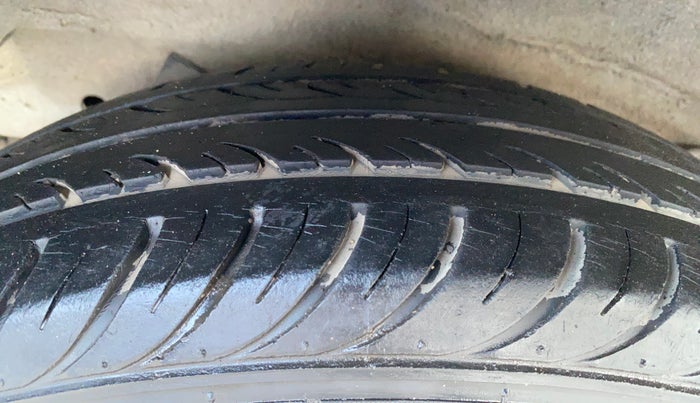 2013 Hyundai i10 MAGNA 1.1, Petrol, Manual, 33,601 km, Right Rear Tyre Tread