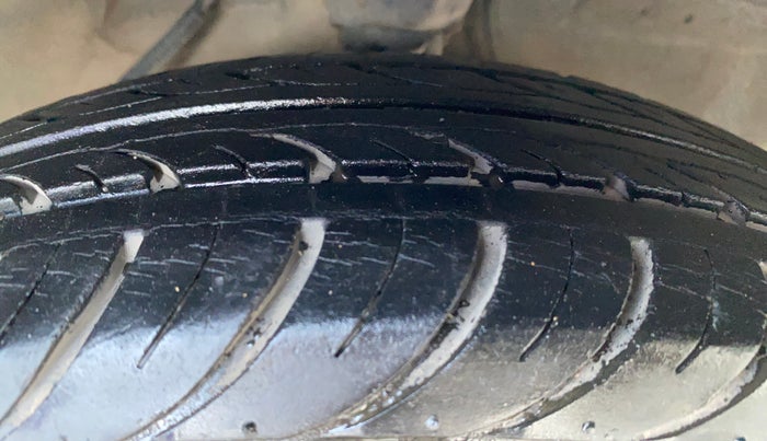 2013 Hyundai i10 MAGNA 1.1, Petrol, Manual, 33,601 km, Right Front Tyre Tread