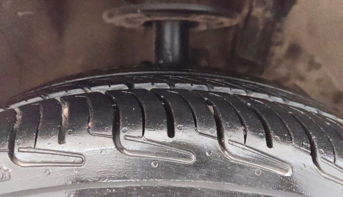 2017 Maruti Baleno DELTA PETROL 1.2, Petrol, Manual, 1,06,700 km, Right Front Tyre Tread