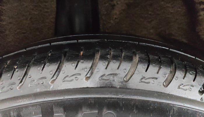 2017 Maruti Baleno DELTA PETROL 1.2, Petrol, Manual, 1,06,700 km, Right Rear Tyre Tread