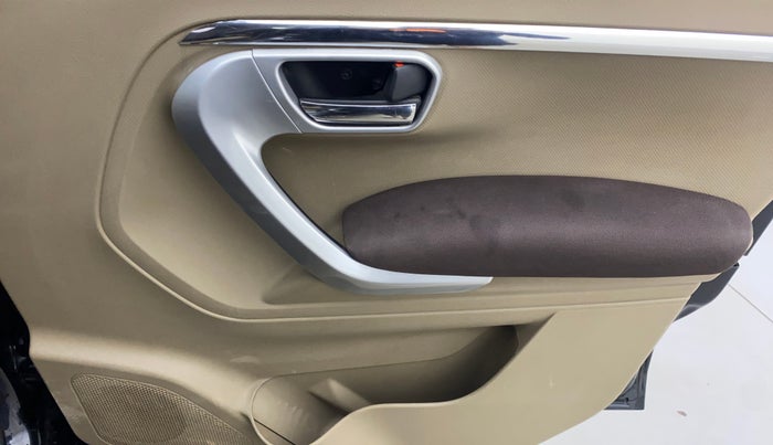 2017 Mahindra TUV300 T8 AMT, Diesel, Automatic, 95,597 km, Driver Side Door Panels Control