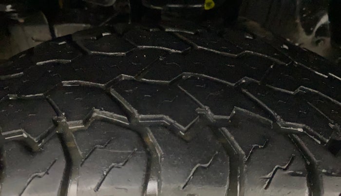 2017 Mahindra TUV300 T8 AMT, Diesel, Automatic, 95,597 km, Left Front Tyre Tread