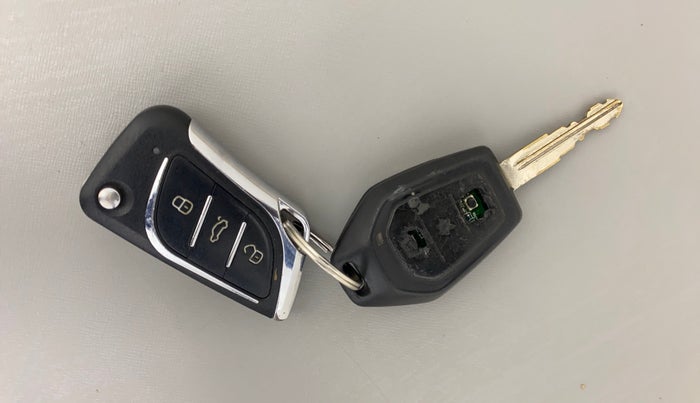 2017 Mahindra TUV300 T8 AMT, Diesel, Automatic, 95,597 km, Key Close Up