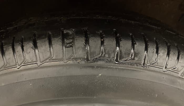2013 Hyundai i10 MAGNA 1.2, Petrol, Manual, 1,03,426 km, Right Front Tyre Tread