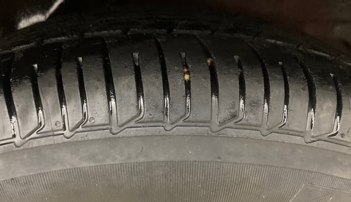2013 Hyundai i10 MAGNA 1.2, Petrol, Manual, 1,03,426 km, Left Rear Tyre Tread
