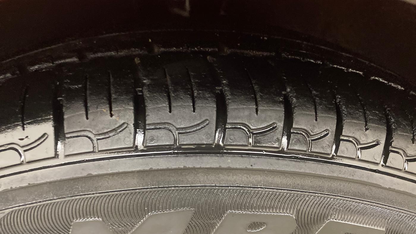 2013 Hyundai i10 MAGNA 1.2, Petrol, Manual, 1,03,426 km, Left Front Tyre Tread