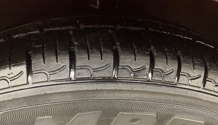 2013 Hyundai i10 MAGNA 1.2, Petrol, Manual, 1,03,426 km, Left Front Tyre Tread