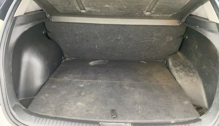 2016 Hyundai Creta SX PLUS  ANNIVERSARY EDITION 1.6 PETROL, Petrol, Manual, 88,267 km, Boot Inside