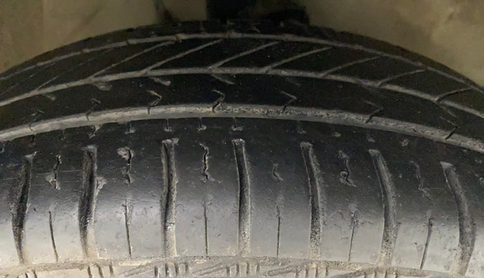 2010 Maruti Swift Dzire LXI, Petrol, Manual, 46,707 km, Right Front Tyre Tread