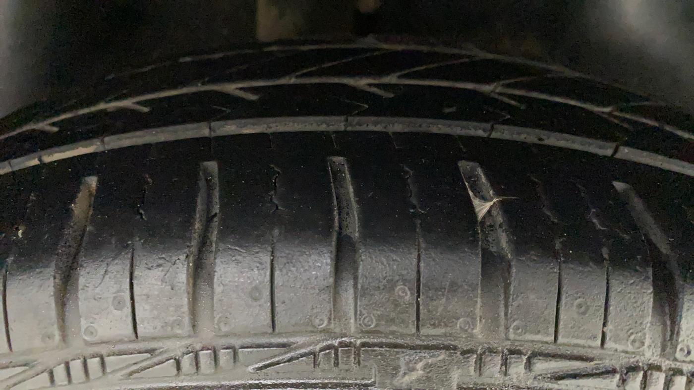 2010 Maruti Swift Dzire LXI, Petrol, Manual, 46,707 km, Right Rear Tyre Tread