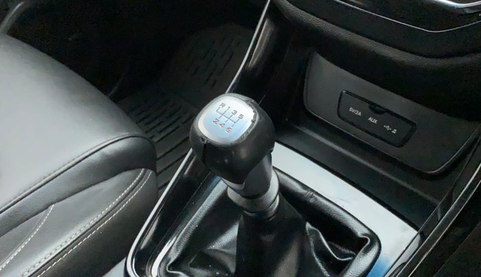 2019 MG HECTOR SHARP 2.0 DIESEL, Diesel, Manual, 49,559 km, Gear lever - Knob cover torn