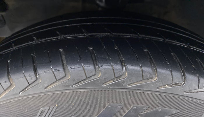 2013 Hyundai i10 ERA 1.1 IRDE, CNG, Manual, 76,314 km, Left Front Tyre Tread