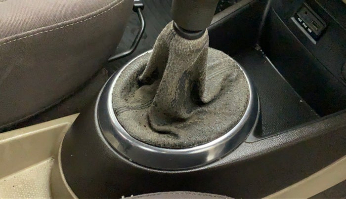 2010 Hyundai i20 MAGNA (O) 1.2, Petrol, Manual, 62,380 km, Gear lever - Boot cover slightly torn