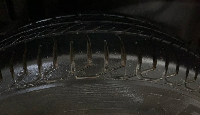 2014 Maruti Swift Dzire VXI, Petrol, Manual, 49,333 km, Right Rear Tyre Tread