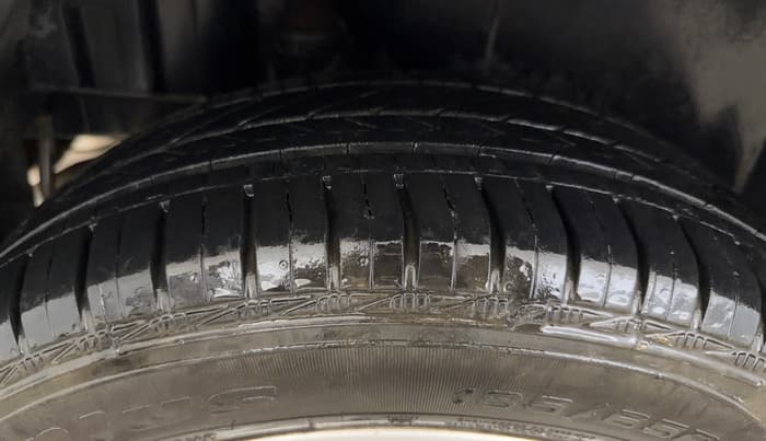 2016 Maruti Swift ZXI, Petrol, Manual, 65,319 km, Right Rear Tyre Tread