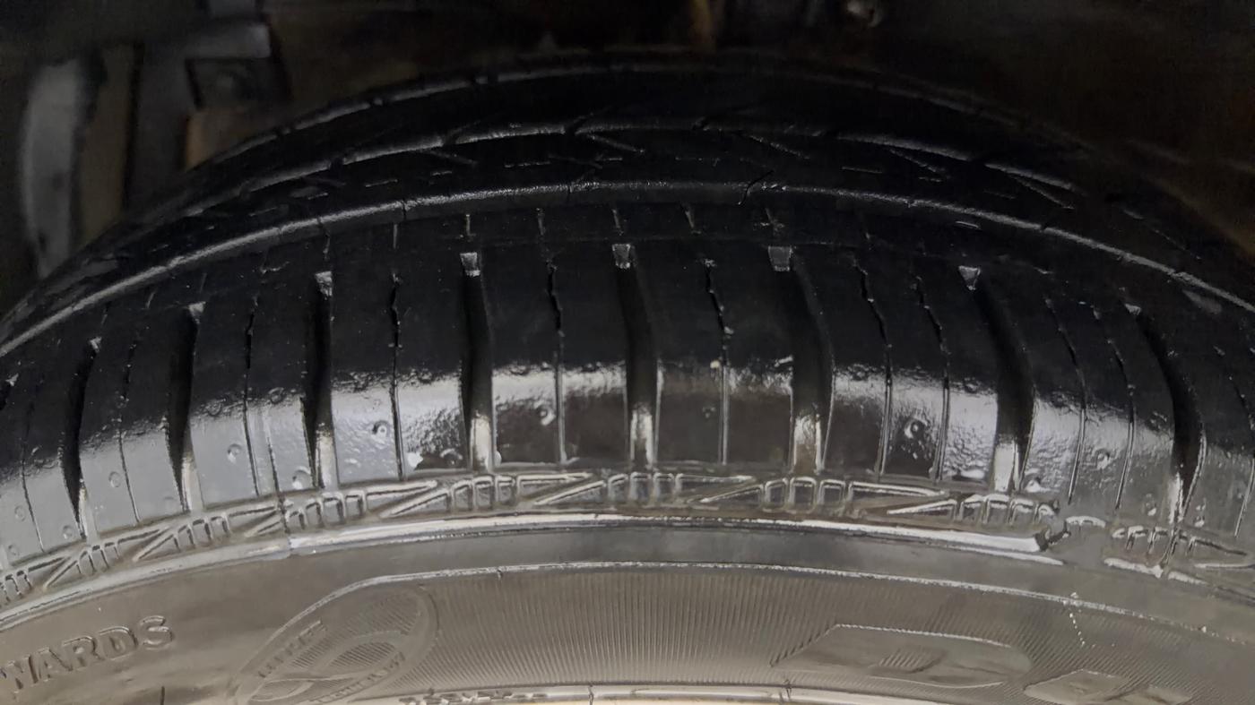 2016 Maruti Swift ZXI, Petrol, Manual, 65,394 km, Left Front Tyre Tread