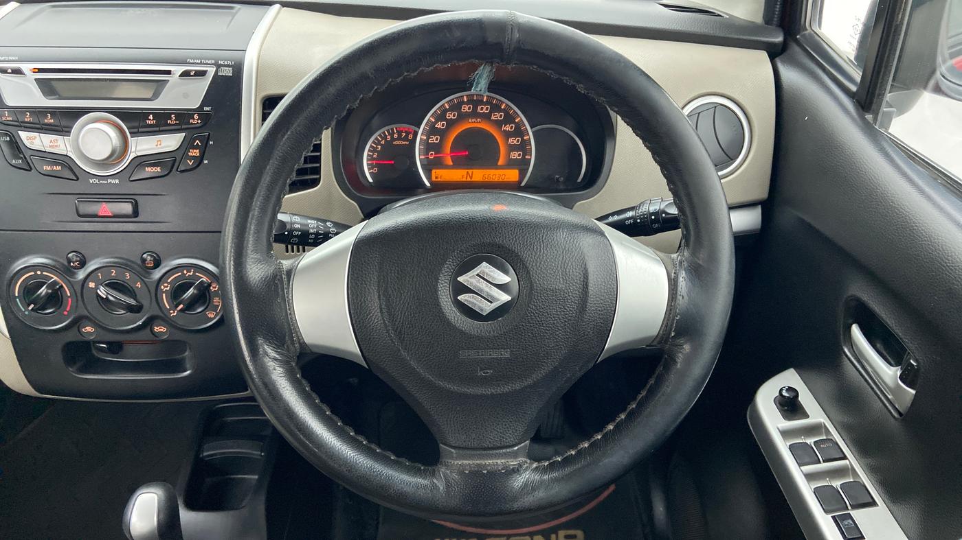 2016 Maruti Wagon R 1.0 VXI (O) AMT, Petrol, Automatic, 66,287 km, Steering Wheel Close Up