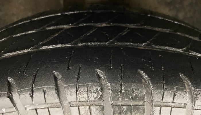 2010 Maruti Ritz LXI, Petrol, Manual, 62,568 km, Right Front Tyre Tread