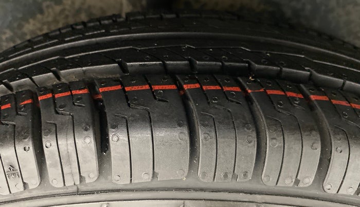 2010 Maruti Ritz LXI, Petrol, Manual, 62,568 km, Right Rear Tyre Tread