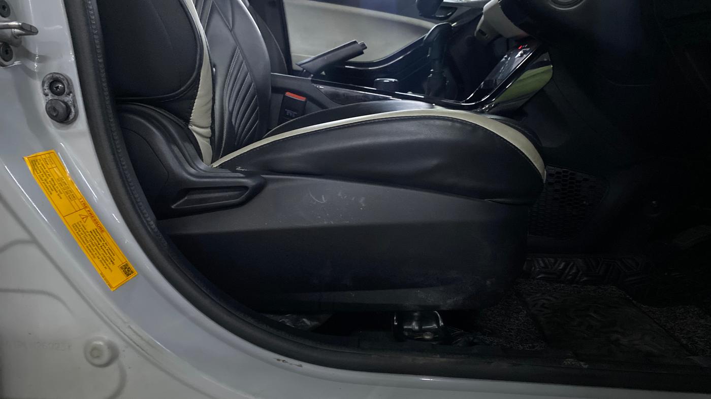 2023 Tata NEXON PURE S 1.5 REVOTORQ 6 MT, Diesel, Manual, 27,891 km, Driver Side Adjustment Panel