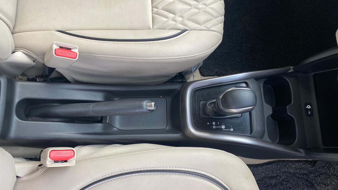 2025 Maruti Dzire ZXi AMT, Petrol, Automatic, 9,107 km, Gear Lever
