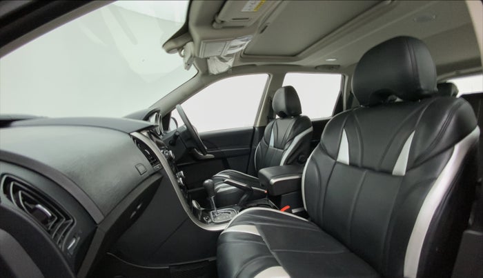 2019 Mahindra XUV500 W9 AT, Diesel, Automatic, 17,578 km, Right Side Front Door Cabin
