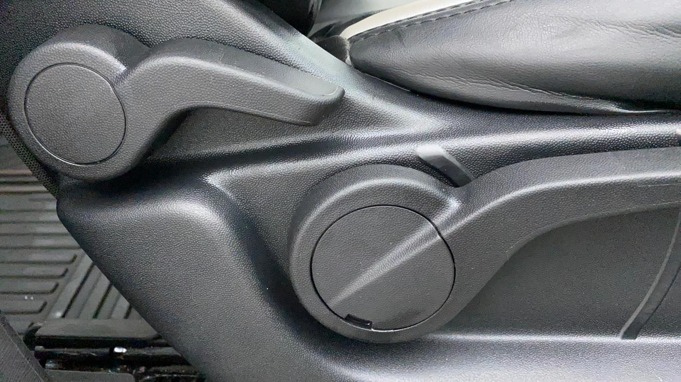 2019 Mahindra XUV500 W9 AT, Diesel, Automatic, 17,578 km, Driver Side Adjustment Panel