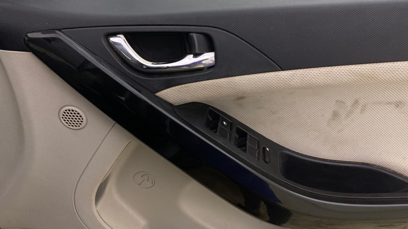 2023 Tata NEXON XZA PLUS DIESEL, Diesel, Automatic, 69,798 km, Driver Side Door Panels Control