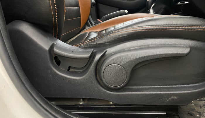 2017 Hyundai Elite i20 ASTA 1.4 CRDI DUAL TONE, Diesel, Manual, 94,892 km, Driver Side Adjustment Panel