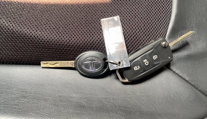 2021 Tata NEXON XM PETROL, Petrol, Manual, 28,791 km, Key Close Up