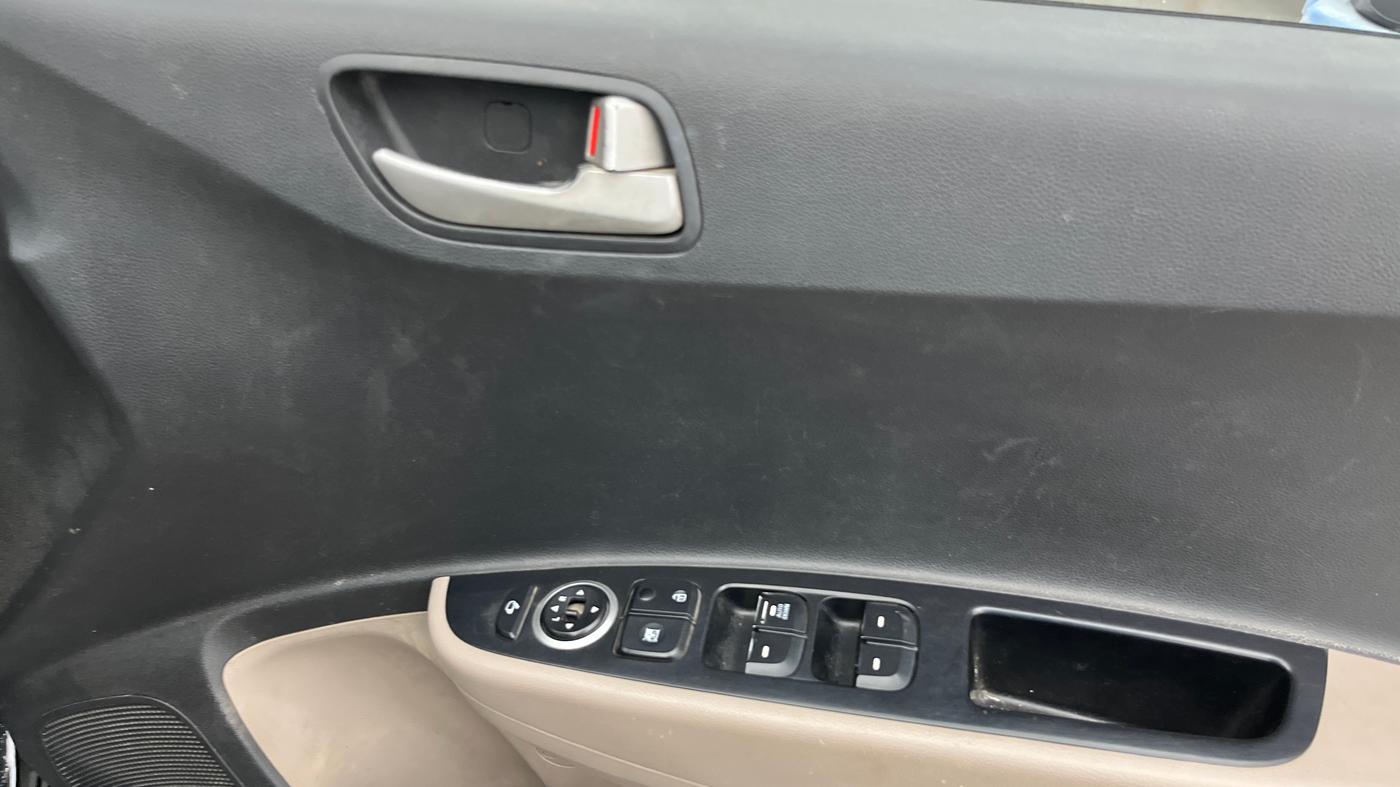 2015 Hyundai Xcent SX 1.2, Petrol, Manual, 1,18,950 km, Driver Side Door Panels Control