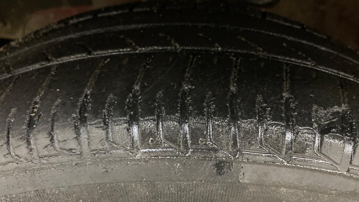 2017 Mahindra Kuv100 K8 6 STR DUAL TONE, Petrol, Manual, 29,019 km, Left Front Tyre Tread
