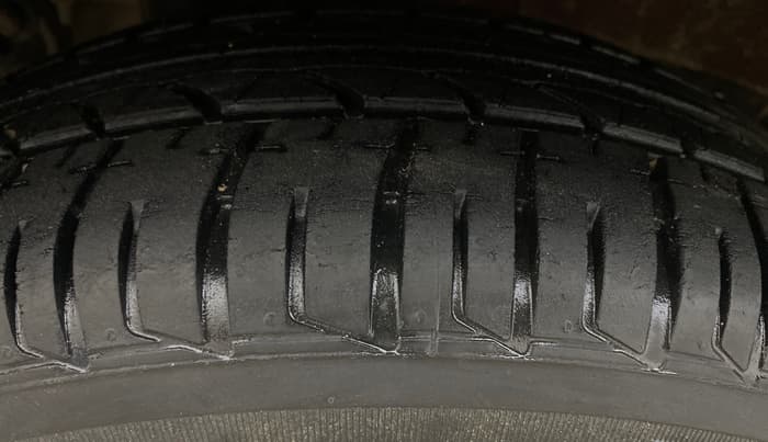2017 Mahindra Kuv100 K8 6 STR DUAL TONE, Petrol, Manual, 29,019 km, Right Rear Tyre Tread