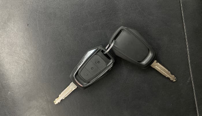 2017 Mahindra Kuv100 K8 6 STR DUAL TONE, Petrol, Manual, 29,019 km, Key Close Up
