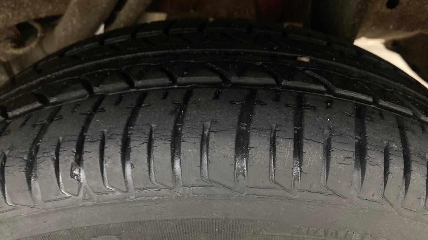 2017 Mahindra Kuv100 K8 6 STR DUAL TONE, Petrol, Manual, 29,019 km, Left Rear Tyre Tread