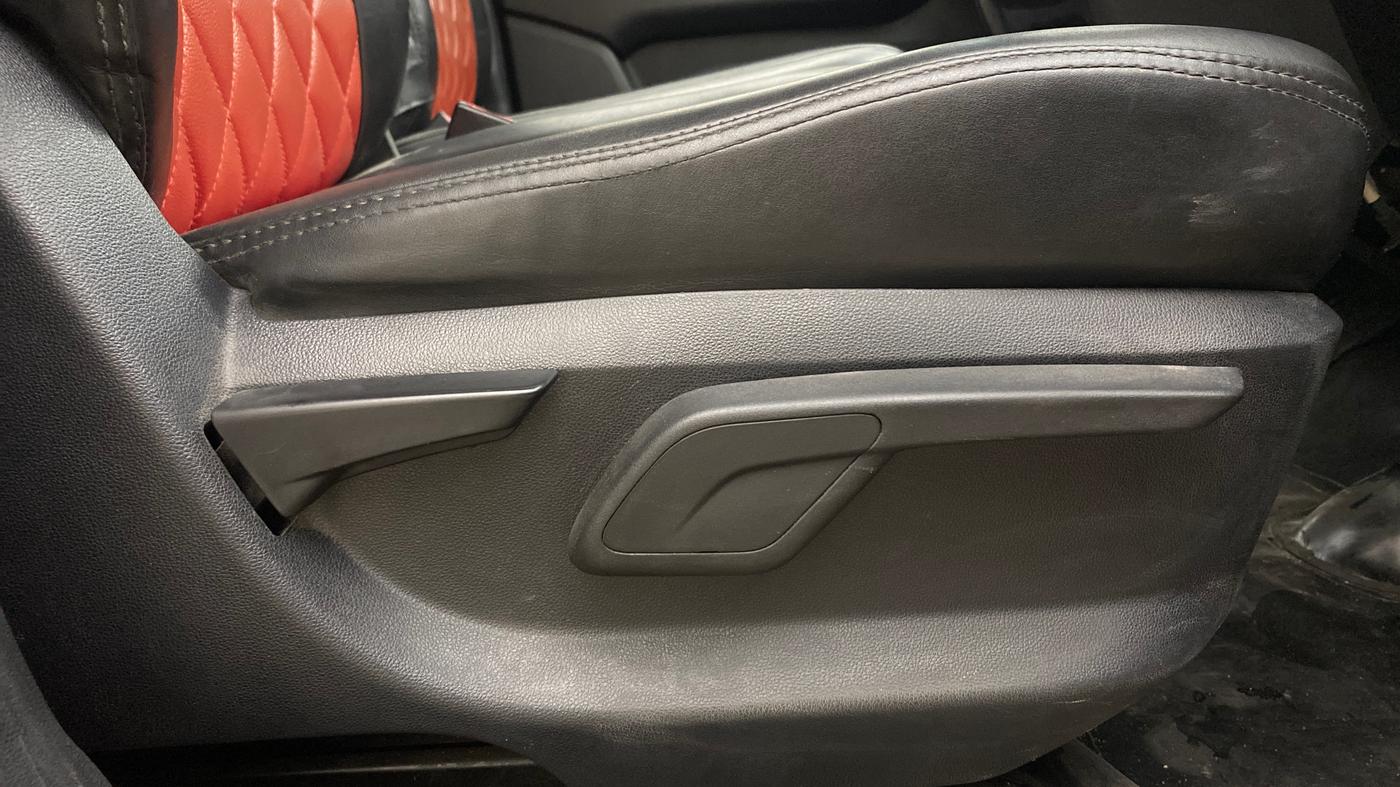 2017 Mahindra Kuv100 K8 6 STR DUAL TONE, Petrol, Manual, 29,019 km, Driver Side Adjustment Panel
