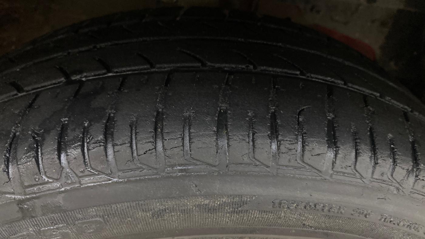 2017 Mahindra Kuv100 K8 6 STR DUAL TONE, Petrol, Manual, 29,019 km, Right Front Tyre Tread