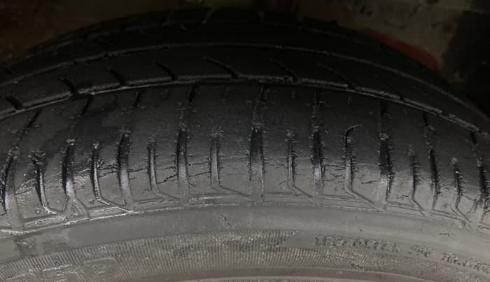 2017 Mahindra Kuv100 K8 6 STR DUAL TONE, Petrol, Manual, 29,019 km, Right Front Tyre Tread