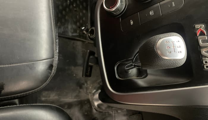 2017 Mahindra Kuv100 K8 6 STR DUAL TONE, Petrol, Manual, 29,019 km, Gear Lever