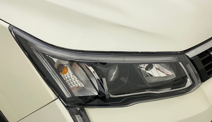 2021 Mahindra XUV300 W8 (O) 1.5 DIESEL, Diesel, Manual, 68,950 km, Right headlight - Minor scratches