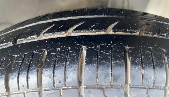 2013 Hyundai Eon D-LITE+, Petrol, Manual, 82,790 km, Right Front Tyre Tread