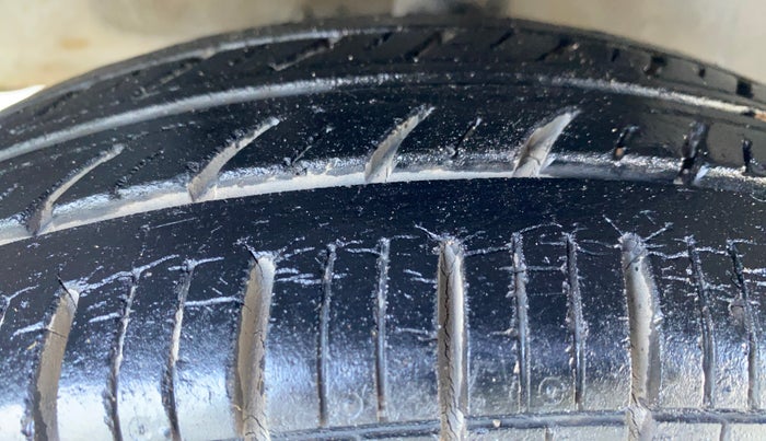 2013 Hyundai Eon D-LITE+, Petrol, Manual, 82,790 km, Left Front Tyre Tread