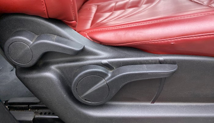 2018 Mahindra XUV500 W9, Diesel, Manual, 84,193 km, Driver Side Adjustment Panel