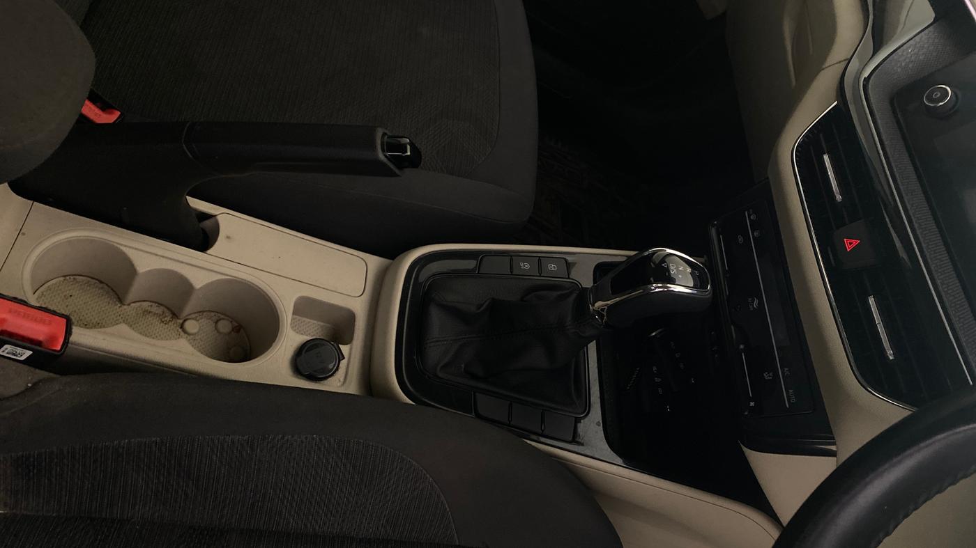2023 Skoda SLAVIA AMBITION 1.0L TSI AT, Petrol, Automatic, 41,121 km, Gear Lever