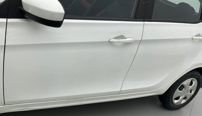 2016 Tata Tiago XT PETROL, Petrol, Manual, 1,10,096 km, Front passenger door - Minor scratches