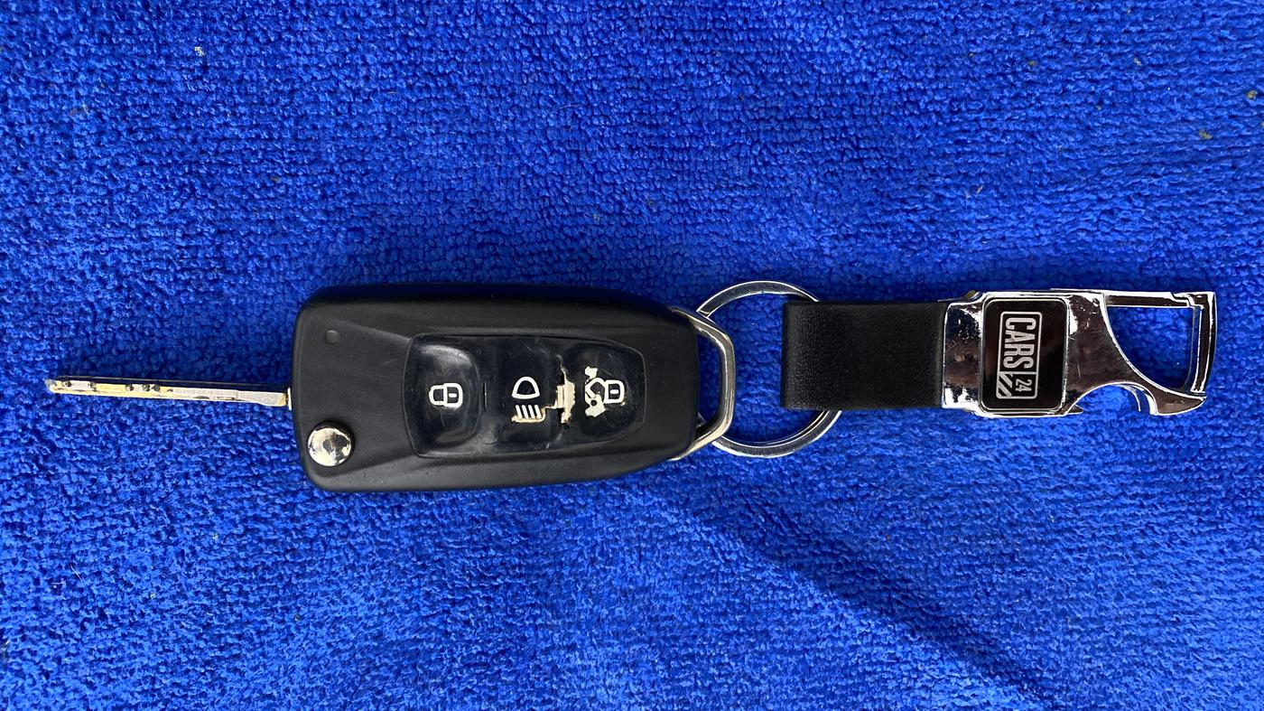 2016 Tata Tiago XT PETROL, Petrol, Manual, 1,10,096 km, Key Close Up