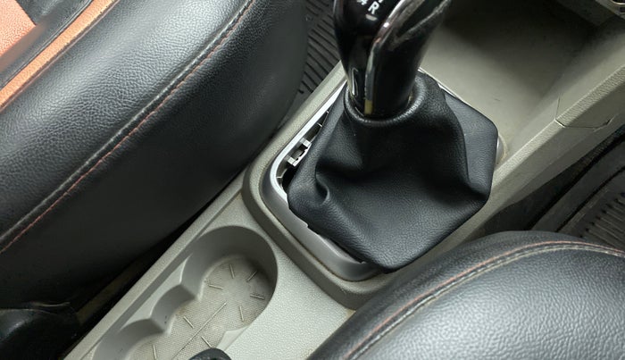2016 Tata Tiago XT PETROL, Petrol, Manual, 1,10,096 km, Gear lever - Boot Cover minor damage