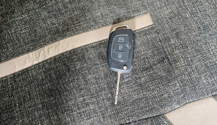 2015 Hyundai Xcent S 1.2, Petrol, Manual, 1,10,521 km, Key Close Up